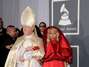 Nicki Minaj, en una creación de Versace en los Grammys de 2012. La acompañó un hombre vestido de Papa. Foto: Getty Images Nicki Minaj, en una creación de Versace en los Grammys de 2012. La acompañó un hombre vestido de Papa. Foto: Getty Images