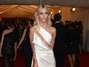 Anja Rubik en la gala del MET del 2012. La abertura llegó a nuevos límites. Foto: Getty Images