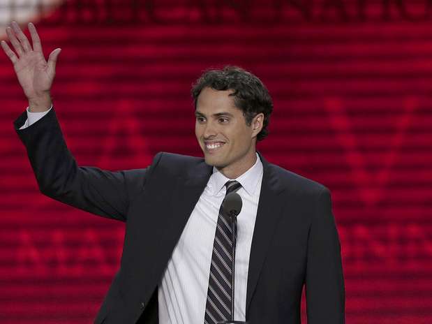 Craig Romney, hijo del candidato presidencial Mitt Romney, habla ante la convención nacional republicana en Tampa, Florida, jueves 30 de agosto de 2012. Craig Romney pronunció parte de su discurso en español y dijo que su padre valora el aporte de los hispanos a la "diversa riqueza de los Estados Unidos".  Foto: J. Scott Applewhite / AP Craig Romney, hijo del candidato presidencial Mitt Romney, habla ante la convención nacional republicana en Tampa, Florida, jueves 30 de agosto de 2012. Craig Romney pronunció parte de su discurso en español y dijo que su padre valora el aporte de los hispanos a la "diversa riqueza de los Estados Unidos".  Foto: J. Scott Applewhite / AP