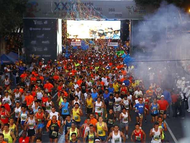 El maratón arrancó en el Zócalo, con una ruta de 40 kilómetros que pasa por Reforma, Polanco, Circuito Interior, Revolución e Insurgentes. Foto: Ricardo Aldayturriaga / Reforma 