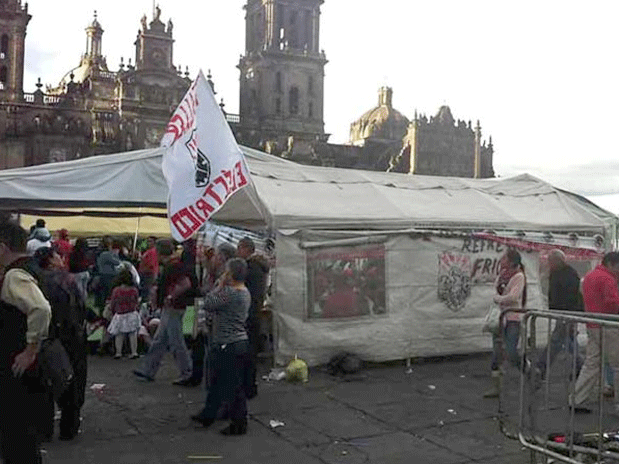 En la plancha del Zócalo ya se encuentran alrededor de 25 carpas de integrantes del SME, entre otras agrupaciones. Foto: Reforma
