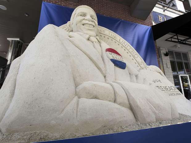 Una escultura de arena hecha con la apariencia del presidente Barack Obama se muestra en el centro de Charlotte, en Carolina del Norte, el domingo 2 de septiembre de 2012.   Foto: Chuck Burton / AP