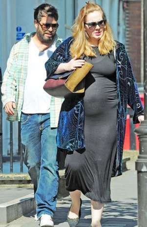 Adele muestra su panza, por fín... Foto: PerezHilton.com