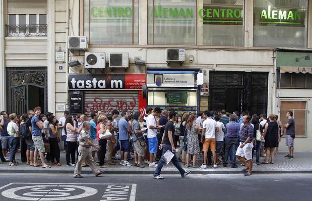 El Centro Alemán, que se encuentra en la céntrica avenida María Cristina de Valencia, es el protagonista esta semana en la Ciudad del Turia, ya que una larga cola, formada principalmente por estudiantes y titulados universitarios, recorre la calle esperando a que al interesado le toque su turno y se pueda matricular en los cursos de idiomas que ofrece el centro. Foto: Reuters en español