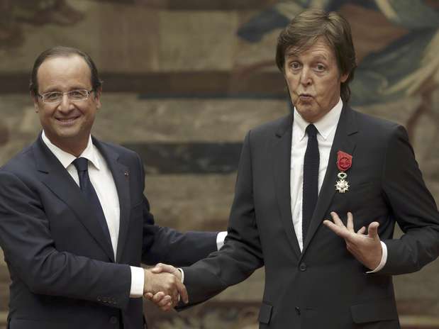El presidente francés Francois Hollande, izquierda, estrecha la mano del ex Beatle Paul McCartney tras condecorarlo con la Legión de Honor en el Palacio del Eliseo en París, el sábado 8 de septiembre de 2012.  Foto:  Philippe Wojazer, Pool / AP
