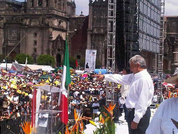 El ex candidato presidencial Andrés Manuel López Obrador, anunció su retiro de los partidos integrantes del Movimiento Progresista. Foto: Tomada de Twitter @Nelly_Vargas 