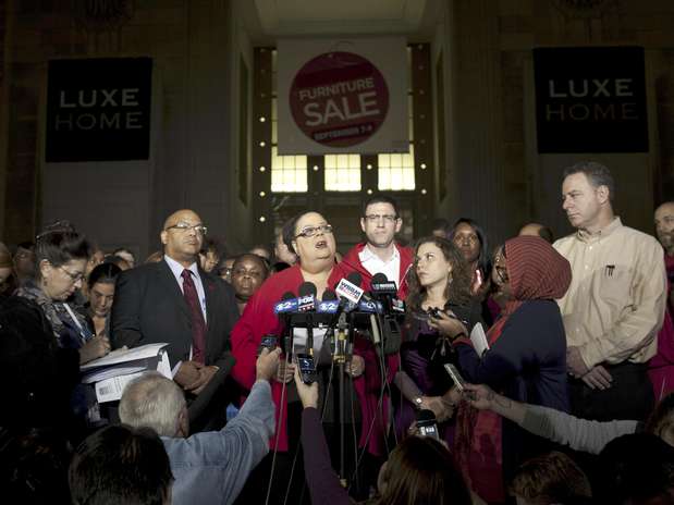 La presidenta del Sindicato de Maestros de Chicago Karen Lewis, al centro, le informa a reporteros en una conferencia de prensa el domingo, 9 de septiembre del 2012, que los 25.000 maestros de escuelas públicas en la ciudad comenzarán una huelga el lunes luego de un fracaso de las negociaciones con el distrito escolar.   Foto: Sitthixay Ditthavong / AP