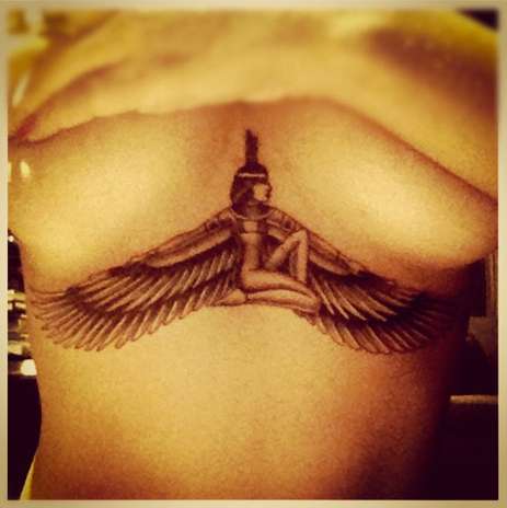 Rihanna decidió rendirle tributo a su abuela y se tatuó a la diosa egipcia Isis arrodillada con su extensión de las alas debajo de sus senos. Foto: Instagram Rihanna