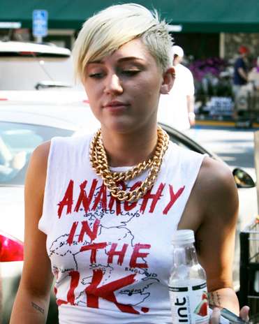 Miley Cyrus ha dado un cambio radical en su aspecto. Su estilo ha cambiado e incluso su forma de vida. Se ha pasado al yoga y pilates, ha adelgazado exageradamente y se ha rapado su melena rubia.  Foto: Agencias