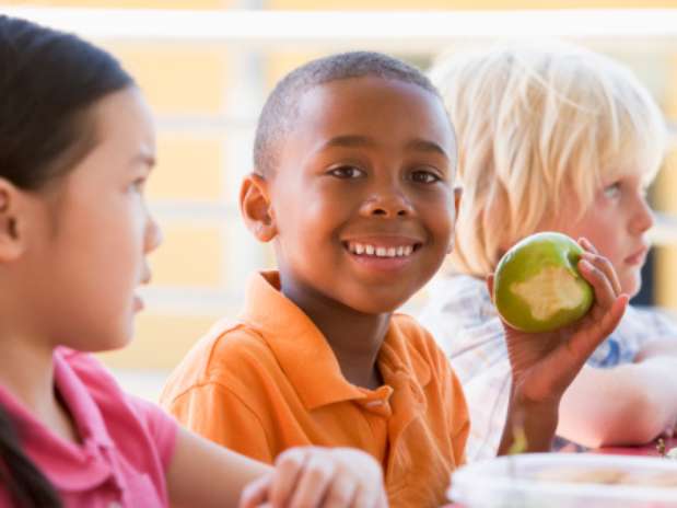 Niño, frutas, escuela Foto: Thinkstock