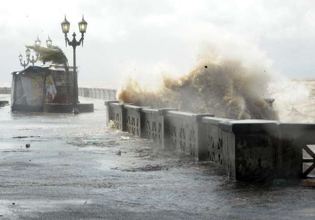 La sudestada que golpea a Buenos Aires provocó inundaciones en el conurbano sur (sobre todo Quilmes) y en la zona norte del GBA (Tigre principalmente). Hasta ahora no hay evacuados, pero se espera un pico de subida del río para las 22. El Ministro de desarrollo bonaerense, Martín Ferre dijo que hay que estar en alerta, pero que según los relevamientos de Hidrología Nacional no van a producirse graves inconvenientes. Foto: Télam