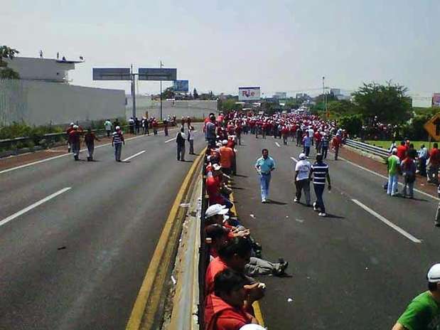 El bloqueo se realiza en ambos sentidos de la autopista. Foto: Héctor Raúl González / Reforma