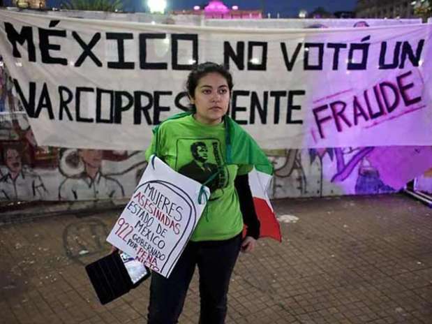 Una joven participa en una protesta organizada por ciudadanos mexicanos y colombianos que residen en Argentina. Foto: Xinhua / Reforma.