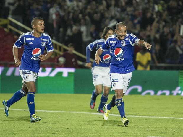 Millonarios venció 2-1 a Santa Fe, en el clásico 269 de la Liga Postobón II-2012 y se mantuvo en el primer lugar de la tabla de posiciones con 20 puntos.Los tantos azules fueron obra de Wason Rentería (18'ST) y Mayer Candelo (45+2' ST). Yulián Anchico (11’ST) marcó por Santa Fe. Ambos equipos terminaron con 9 hombres por expulsión, los ‘cardenales’ se quedaron sin Gerardo Bedoya (33’PT) y Edwin Cardona (34’ PT), y los‘embajadores’ sin Román Torres (34’PT) y Lewis Ochoa (39'ST). Foto: David Felipe Rincón / Terra