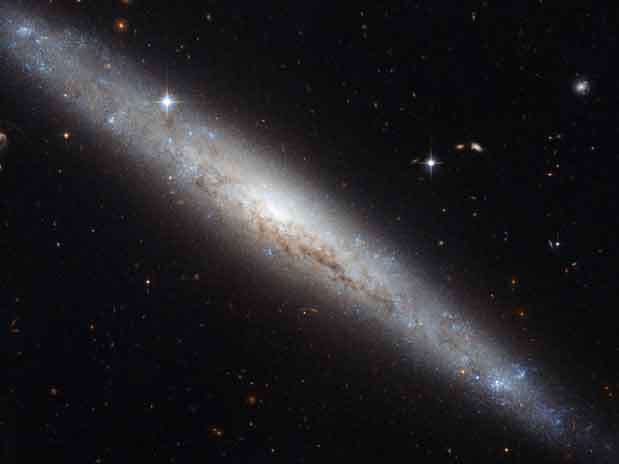 La fotografía muestra como telón de fondo otras galaxias distantes y estrellas cercanas. Foto: efe