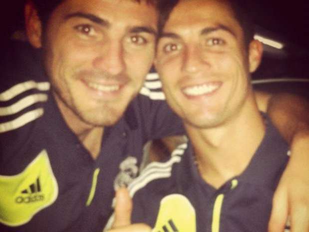 Casillas posteó esta foto en Facebook para despejar rumores sobre una mala relación con Cristiano Foto: Reproducción/ Facebook oficial Iker Casillas Casillas posteó esta foto en Facebook para despejar rumores sobre una mala relación con Cristiano Foto: Reproducción/ Facebook oficial Iker Casillas
