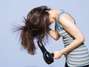 Mientras usas el secador de cabello, puedes hacer sentadillas. Así, eliminas 70 calorías cada cinco minutos. Foto: Getty Images Mientras usas el secador de cabello, puedes hacer sentadillas. Así, eliminas 70 calorías cada cinco minutos. Foto: Getty Images
