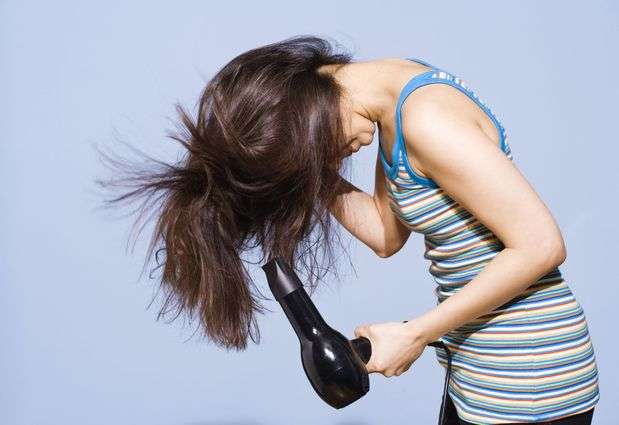 Mientras usas el secador de cabello, puedes hacer sentadillas. Así, eliminas 70 calorías cada cinco minutos. Foto: Getty Images