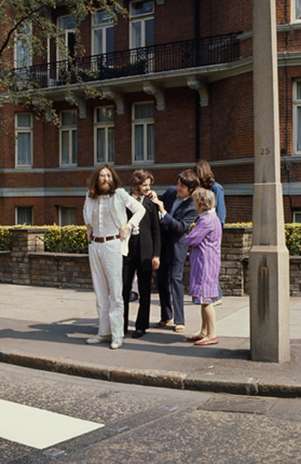 En las fotografías se ve a Macca, John Lennon, Ringo Starr y George Harrison momentos antes de cruzar el famoso paso de cebra. Foto: paulmccartney.com