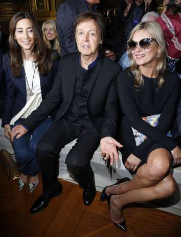 Paul McCartney ha ocupado un lugar de honor en el front row del desfile de su hija, Stella McCArtney, en París. Junto a él, su mujer, Nancy Shevell y la modelo Kate Moss, íntima amiga de la diseñadora, que ha presentado su colección primavera-verano ready to go.  Foto: Gtres