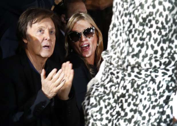 El exBeatle y Moss, entusiasmados en la primera fila del desfile de Stella McCartney, una de las diseñadoras más esperadas de la Semana de la moda de París.  Foto: Gtres