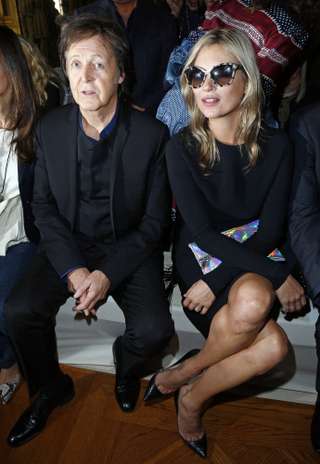 Moss, que no se ha quitado en ningún momento las gafas de sol, se ha sentado junto al padre de la que es una de sus mejores amigas. Ella fue, de hecho, quien le diseñó su vestido de novia. Foto: Gtres