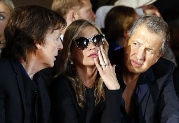 La supermodelo Kate Moss, flanqueada por McCartney y el fotógrafo Mario Testino.  Foto: Gtres