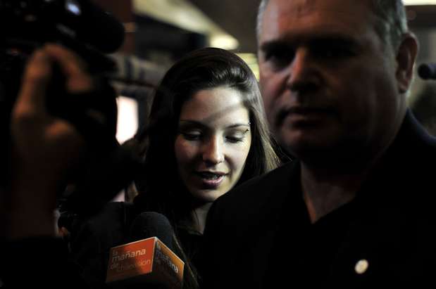 La estudiante de derecho y a estas alturas ícono de la farándula, llegó la noche del lunes a la inauguración de Runways Costanera acompañada de las cámaras del docu-reality que protagonizada junto a su madre y abuela, causando el caos periodístico en el evento que contó con la animación de Carola de Moras. Foto: Matías Delacroix/Terra.