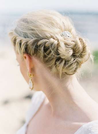 Las trenzas siguen siendo tendencia. Novias, invitadas... Un estilo grecoromano para una boda de ensueño. Un pequeño pasador de plata y pedrería es el único complemento para este sencillo recogido. Foto: Style me pretty