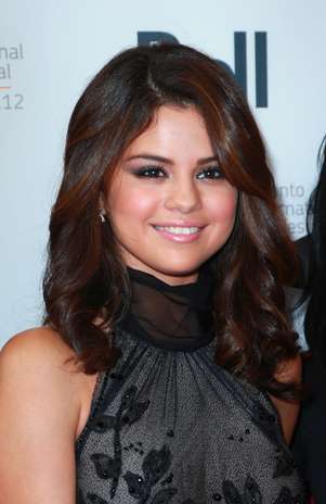 Selena Gomez siempre lleva smoky eyes cuando quiere un look más sofisticado y elegante. Foto: Getty Images