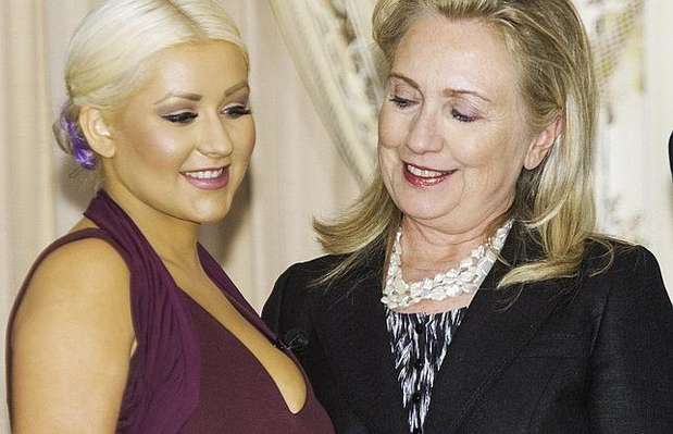 La cantante Cristina Aguilera fue reconocida por el gobierno estadounidense por su labor por combatir el hambre y la desnutrición infantil en América Latina. La secretaria de Estado, Hillary Clinton, encabezó la ceremonia en la que Aguilera llegó con un vestido color púrpura oscuro que exhibía generosamente su anatomía, incluso la ex primera dama de EEUU, quedó impactada al verla. Foto: AFP/Getty Images