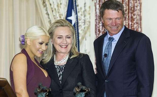 La cantante Cristina Aguilera fue reconocida por el gobierno estadounidense por su labor por combatir el hambre y la desnutrición infantil en América Latina. La secretaria de Estado, Hillary Clinton, encabezó la ceremonia en la que Aguilera llegó con un vestido color púrpura oscuro que exhibía generosamente su anatomía, incluso la ex primera dama de EEUU, quedó impactada al verla. Foto: AFP/Getty Images
