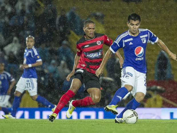 Otálvaro fue el que tuvo la chispa en el momento indicado para sacar ese remate que pegó afortunadamente en el palo para que luego Moreno definiera sin problema ante la lenta reacción de Estacio Foto: David Félipe Rincón / Terra