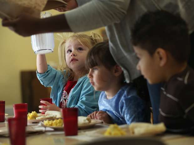 La infancia, es crucial para infundirle a tu hijo buenos y sanos hábitos, desde la puntualidad, la práctica de una actividad física, ingerir frutas y verduras, hidratarse bien; desayunar, etc. Foto: Getty Images