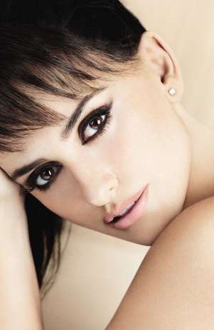 Los flequillos se llevan largos y elegantes hasta cubrir las cejas o traviesos y cortos Foto: EFE