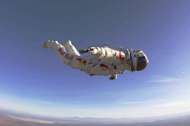 Un triple récord fue logrado este domingo. Así fue el salto del austríaco Felix Baumgartner, quien logró superar la velocidad del sonido en caída libre al lanzarse desde una altura de 39.068 metros. (Foto de Archivo) Foto: AP