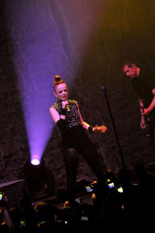 Ante unos cinco mil fanáticos, la banda liderada por la bella Shirley Manson tuvo su primera presentación en Chile sobre el escenario del Teatro Caupolicán. Los norteamericanos repasaron todos sus éxitos en una increíble noche donde estuvieron acompañados por nacionales de Saiko. Foto: Matías Delacroix / Terra