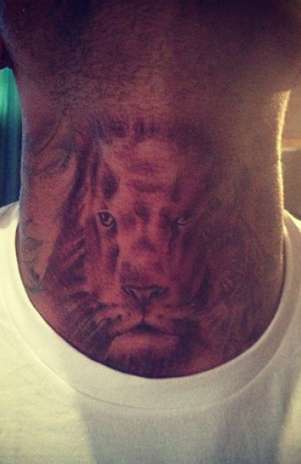 Chris Brown tatuó un león en su cuello. Foto: Twitter