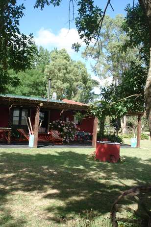 Escápense un fin de semana. ¿Hace cuánto que no viajás con tu mamá? Aprovechá el fin de semana y la ocasión especial del día de la madre para hacerlo. ¡No hace falta viajar tan lejos! Por ejemplo, a poco más de dos horas de Buenos Aires, Quinta Los Cardales propone una escapada diferente, que incluye alojamiento, cena del sábado y almuerzo del domingo con té hasta las 18. Sobre Ruta 30, a sólo 7 km. El precio es de $420 por persona. ¡20 por ciento de descuento para las mamás! Niños de hasta 3 años ingresan gratis, y hasta 11 años abonan sólo el 50 por ciento. E-mail: info@quintaloscardales.com.ar. Foto: Quinta Los Cardales