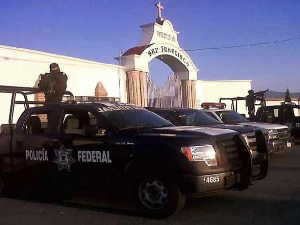 Las diligencias comenzaron a las 7:00 horas en el panteón ejidal San Francisco, en la Colonia El Tezontle, al sur de la ciudad de Pachuca. Foto: Reforma 