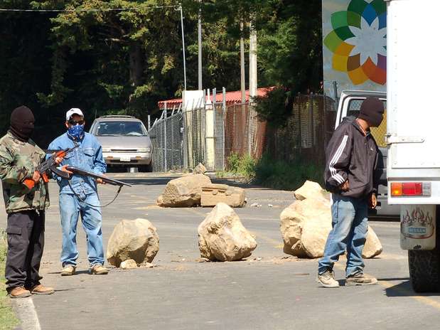 Pobladores de la comunidad de Santa María Urapicho vigilan en uno de los puntos de entrada a esa zona Foto: EFE