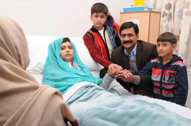 A 17 días de estar hospitalizada por el ataque sufrido a manos del Talibán, la niña paquistaní, Malala Yousafzai, recibió finalmente a sus familiares en su habitación del Queen Elizabeth Hospital de Birmingham, en Inglaterra. Foto: Getty Images