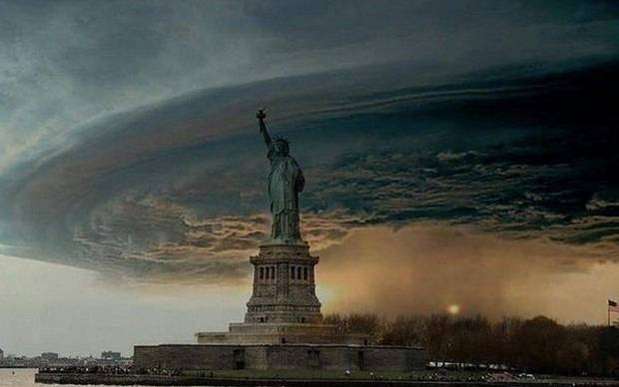 Recientemente el huracán Sandy, que dañó severamente la ciudad de Nueva York y las zonas aledañas, provocó que algunos ociosos retocaran imágenes para hacernos ver que el desastre era más grave de lo que parecía, un indicio del fin del mundo. Aquí una de las fotografías más populares.  Foto: independent.co.uk