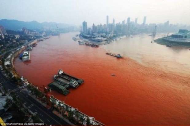 En 2010 el río Yangtze, ubicado en China, se tornó misteriosamente de color rojo. Algunas personas pensaron que se debía a la contaminación, otros a un terremoto y por último, no podían faltar las personas que creyeron que era una señal apocalíptica.  Foto: excelsior.com.mx