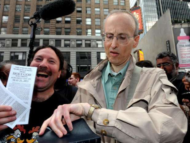 Ese mismo año otro estadounidense, un hombre retirado de nombre Robert Fitzpatrick, gastó 140 mil dólares para esparcir la noticia del fin del mundo coincidiendo con Harold Camping. La tragedia sería un devastador terremoto (que tampoco ocurrió). Aquí lo vemos mirando su reloj esperando el desastre.  Foto: New York Daily News