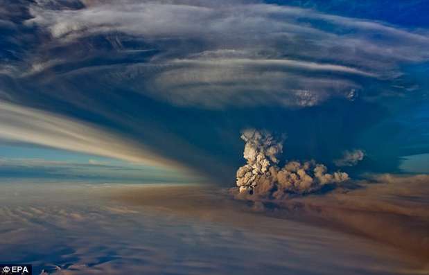 Casualmente en el mes que se predijo el final de la Tierra durante 2011, el volcán Grimsvotn, en Islandia, hizo erupción y se creyó que era parte de uno de los desastres naturales que terminarían con la vida del planeta.  Foto: dailymail.co.uk