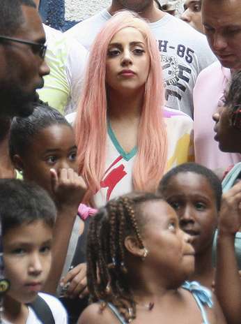 Durante su estancia en la barriada Lady Gaga cantó con los infantes de Cantagalo y además se descalzó para jugar soccer con ellos. Foto: Reuters