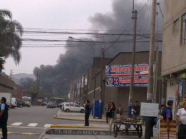 Un incendio de grandes proporciones se inició esta tarde en un depósito de vehículos del distrito de Ate, hasta donde han llegado al menos 50 bomberos para sofocar las llamas y el humo, que puede divisarse desde varias cuadras a la redonda. Foto: Twitter @edwin_aqp Un incendio de grandes proporciones se inició esta tarde en un depósito de vehículos del distrito de Ate, hasta donde han llegado al menos 50 bomberos para sofocar las llamas y el humo, que puede divisarse desde varias cuadras a la redonda. Foto: Twitter @edwin_aqp