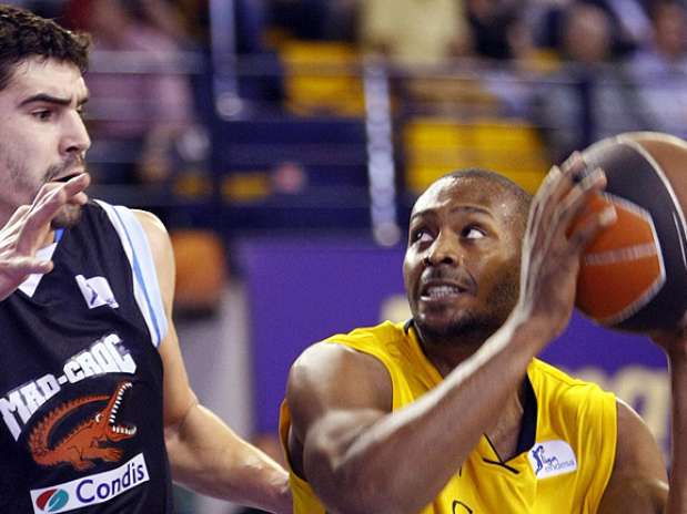 Foto del duelo entre canarios y madrileños en la Liga Endesa Foto: Terra Foto del duelo entre canarios y madrileños en la Liga Endesa Foto: Terra