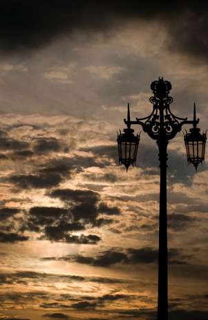 Monje tibetano asegura que habrán tres días de oscuridad, por ello recomienda saldar deudas y adquirir víveres. Foto: Getty Images Monje tibetano asegura que habrán tres días de oscuridad, por ello recomienda saldar deudas y adquirir víveres. Foto: Getty Images